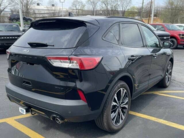 Черный Форд Эскейп, объемом двигателя 2 л и пробегом 19 тыс. км за 12400 $, фото 5 на Automoto.ua