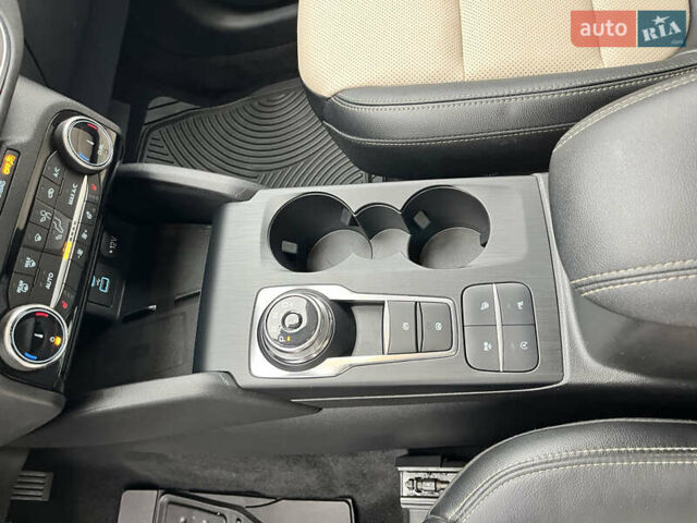 Черный Форд Эскейп, объемом двигателя 2 л и пробегом 41 тыс. км за 20800 $, фото 45 на Automoto.ua