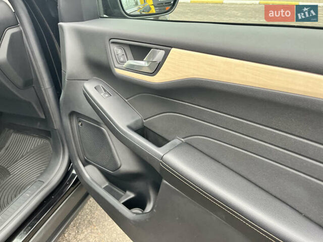 Черный Форд Эскейп, объемом двигателя 2 л и пробегом 42 тыс. км за 20000 $, фото 72 на Automoto.ua