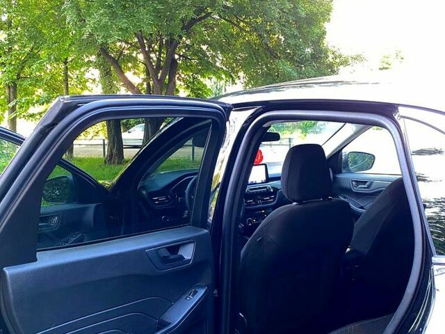 Черный Форд Эскейп, объемом двигателя 1.5 л и пробегом 40 тыс. км за 19900 $, фото 2 на Automoto.ua