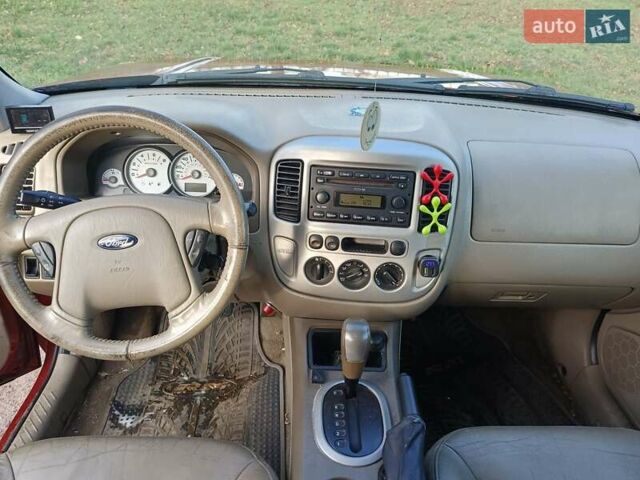 Красный Форд Эскейп, объемом двигателя 3 л и пробегом 230 тыс. км за 4999 $, фото 7 на Automoto.ua