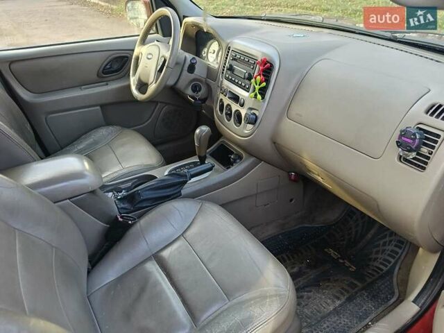 Красный Форд Эскейп, объемом двигателя 3 л и пробегом 230 тыс. км за 4999 $, фото 8 на Automoto.ua