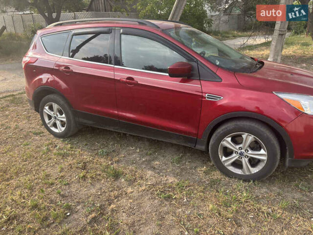 Красный Форд Эскейп, объемом двигателя 2 л и пробегом 186 тыс. км за 11200 $, фото 5 на Automoto.ua