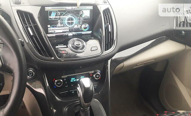 Красный Форд Эскейп, объемом двигателя 2 л и пробегом 115 тыс. км за 10500 $, фото 6 на Automoto.ua