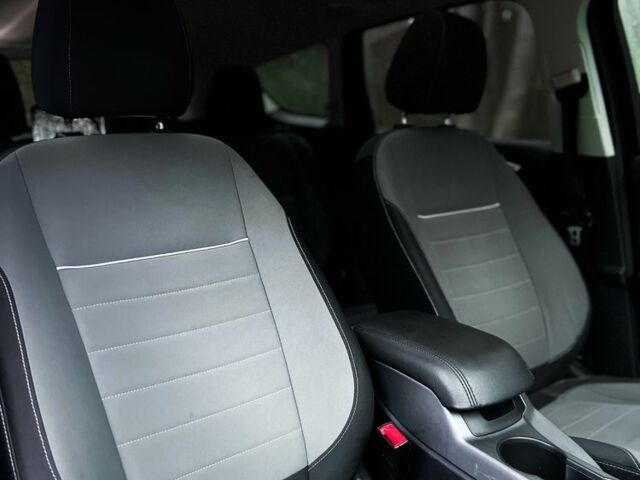 Красный Форд Эскейп, объемом двигателя 2 л и пробегом 160 тыс. км за 11250 $, фото 13 на Automoto.ua