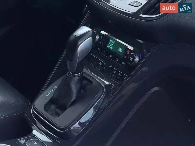 Красный Форд Эскейп, объемом двигателя 2 л и пробегом 127 тыс. км за 13200 $, фото 10 на Automoto.ua