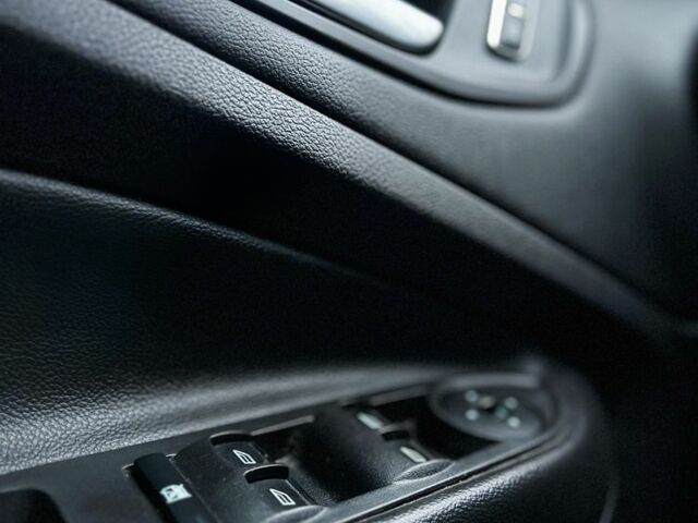 Красный Форд Эскейп, объемом двигателя 2 л и пробегом 160 тыс. км за 11250 $, фото 10 на Automoto.ua