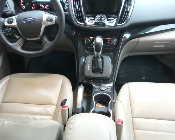 Красный Форд Эскейп, объемом двигателя 1.6 л и пробегом 180 тыс. км за 13200 $, фото 1 на Automoto.ua