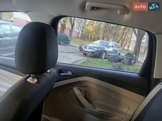 Красный Форд Эскейп, объемом двигателя 2 л и пробегом 190 тыс. км за 11900 $, фото 6 на Automoto.ua