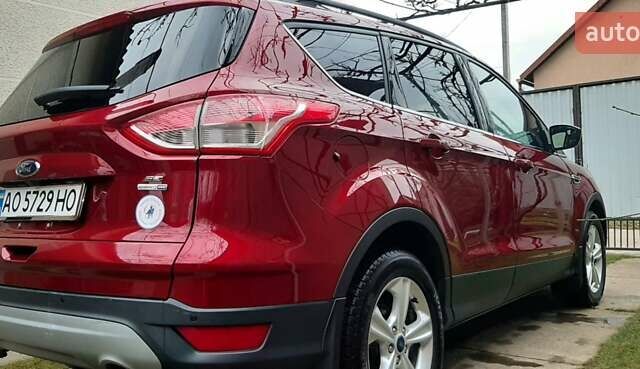Красный Форд Эскейп, объемом двигателя 2 л и пробегом 93 тыс. км за 11300 $, фото 2 на Automoto.ua