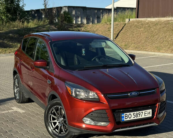 Красный Форд Эскейп, объемом двигателя 2 л и пробегом 160 тыс. км за 10700 $, фото 1 на Automoto.ua
