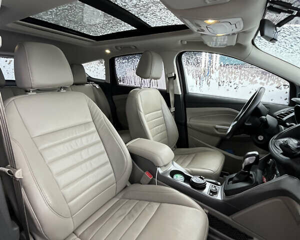 Красный Форд Эскейп, объемом двигателя 2 л и пробегом 146 тыс. км за 12000 $, фото 1 на Automoto.ua