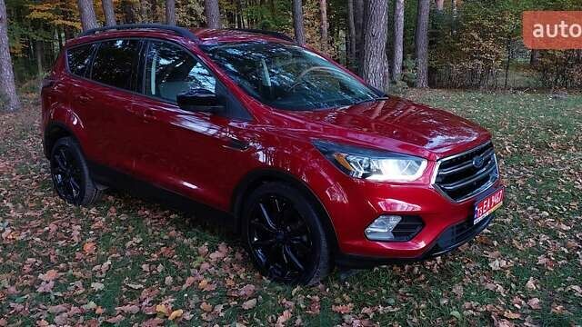 Красный Форд Эскейп, объемом двигателя 2 л и пробегом 153 тыс. км за 12300 $, фото 3 на Automoto.ua