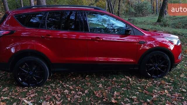 Красный Форд Эскейп, объемом двигателя 2 л и пробегом 153 тыс. км за 12300 $, фото 4 на Automoto.ua