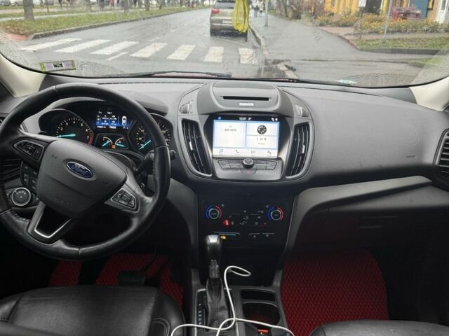 Красный Форд Эскейп, объемом двигателя 2 л и пробегом 180 тыс. км за 14000 $, фото 4 на Automoto.ua