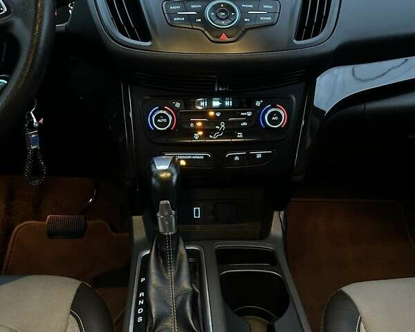 Красный Форд Эскейп, объемом двигателя 2 л и пробегом 170 тыс. км за 13500 $, фото 33 на Automoto.ua