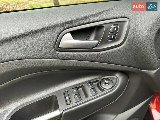 Красный Форд Эскейп, объемом двигателя 2 л и пробегом 121 тыс. км за 14999 $, фото 16 на Automoto.ua