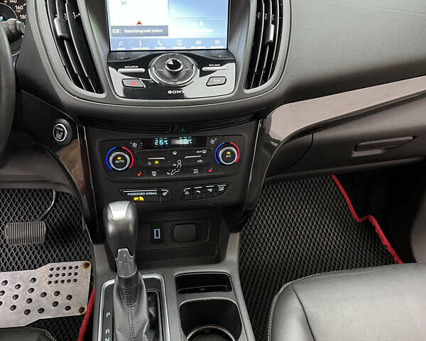 Красный Форд Эскейп, объемом двигателя 2 л и пробегом 78 тыс. км за 15900 $, фото 12 на Automoto.ua