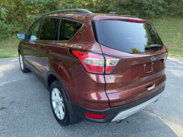 Красный Форд Эскейп, объемом двигателя 1.5 л и пробегом 88 тыс. км за 9500 $, фото 5 на Automoto.ua