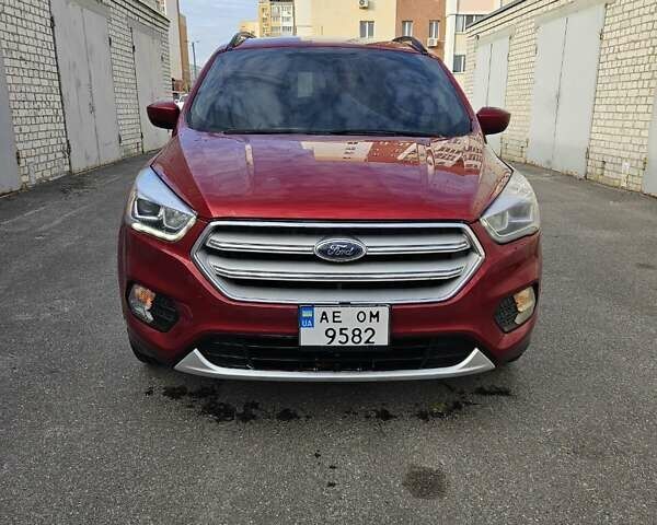 Красный Форд Эскейп, объемом двигателя 1.5 л и пробегом 154 тыс. км за 15000 $, фото 1 на Automoto.ua