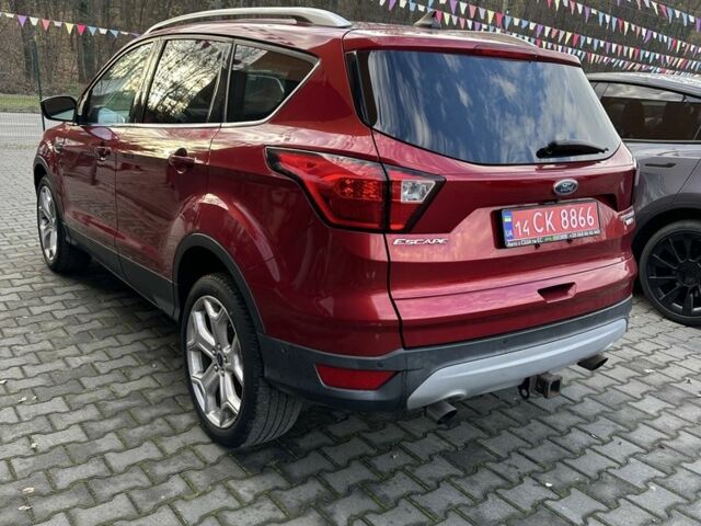 Красный Форд Эскейп, объемом двигателя 2 л и пробегом 155 тыс. км за 15200 $, фото 3 на Automoto.ua