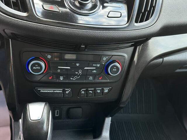 Красный Форд Эскейп, объемом двигателя 2 л и пробегом 155 тыс. км за 15200 $, фото 7 на Automoto.ua