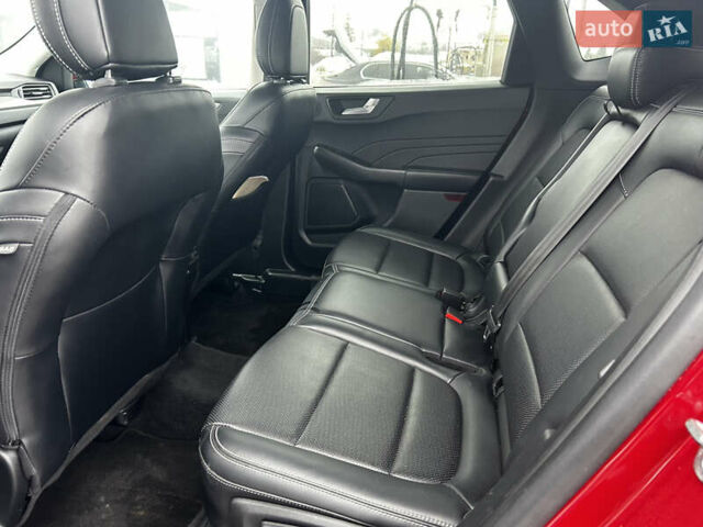 Красный Форд Эскейп, объемом двигателя 2 л и пробегом 80 тыс. км за 21500 $, фото 5 на Automoto.ua