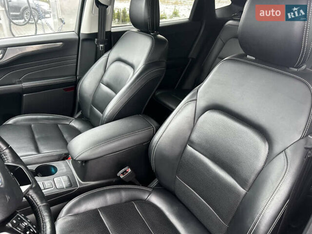 Красный Форд Эскейп, объемом двигателя 2 л и пробегом 80 тыс. км за 21500 $, фото 6 на Automoto.ua