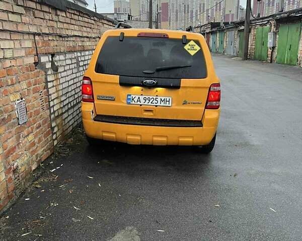 Желтый Форд Эскейп, объемом двигателя 2.5 л и пробегом 226 тыс. км за 4999 $, фото 2 на Automoto.ua