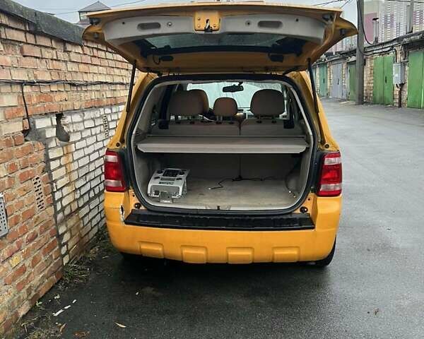 Желтый Форд Эскейп, объемом двигателя 2.5 л и пробегом 226 тыс. км за 4999 $, фото 3 на Automoto.ua