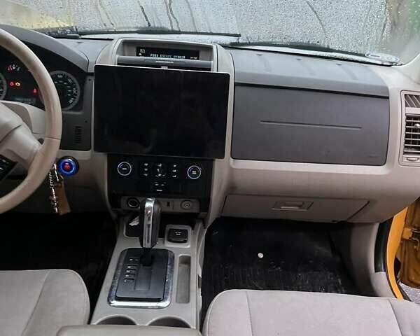 Желтый Форд Эскейп, объемом двигателя 2.5 л и пробегом 226 тыс. км за 4999 $, фото 9 на Automoto.ua