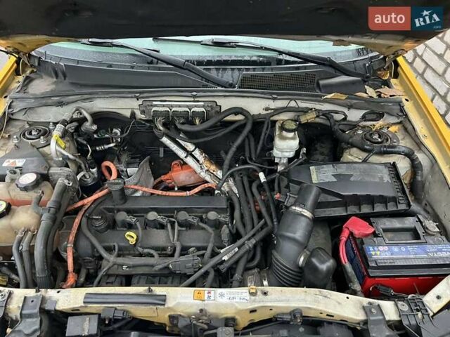 Желтый Форд Эскейп, объемом двигателя 2.5 л и пробегом 226 тыс. км за 4999 $, фото 10 на Automoto.ua