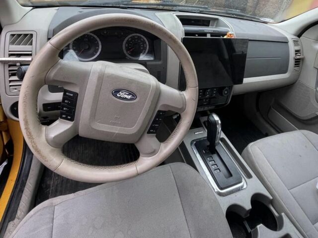 Желтый Форд Эскейп, объемом двигателя 2.5 л и пробегом 300 тыс. км за 3000 $, фото 4 на Automoto.ua