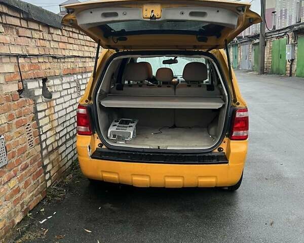 Желтый Форд Эскейп, объемом двигателя 2.5 л и пробегом 226 тыс. км за 4999 $, фото 4 на Automoto.ua