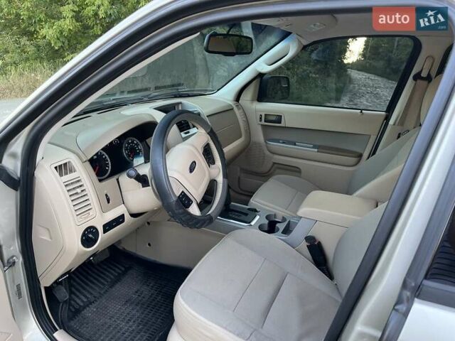 Серый Форд Эскейп, объемом двигателя 2.5 л и пробегом 312 тыс. км за 7750 $, фото 7 на Automoto.ua
