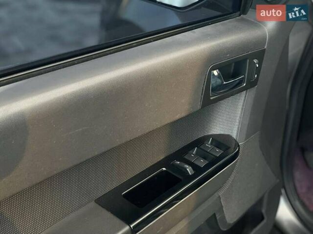 Серый Форд Эскейп, объемом двигателя 3 л и пробегом 208 тыс. км за 8700 $, фото 14 на Automoto.ua