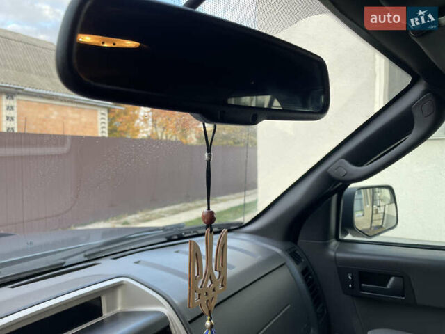 Серый Форд Эскейп, объемом двигателя 3 л и пробегом 150 тыс. км за 11800 $, фото 36 на Automoto.ua