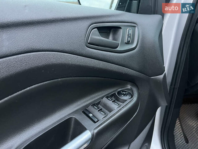 Серый Форд Эскейп, объемом двигателя 2.5 л и пробегом 184 тыс. км за 11500 $, фото 7 на Automoto.ua