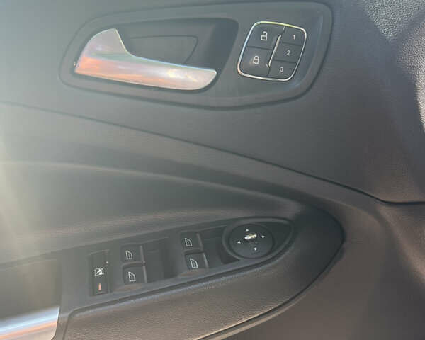 Серый Форд Эскейп, объемом двигателя 2 л и пробегом 170 тыс. км за 12900 $, фото 7 на Automoto.ua