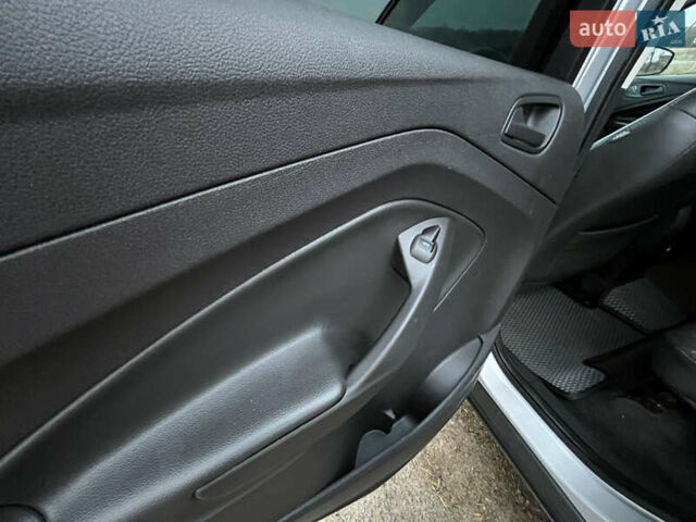 Серый Форд Эскейп, объемом двигателя 2.5 л и пробегом 184 тыс. км за 11500 $, фото 13 на Automoto.ua