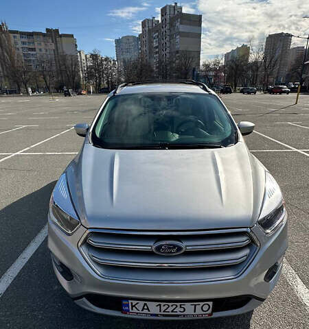 Серый Форд Эскейп, объемом двигателя 2 л и пробегом 144 тыс. км за 12400 $, фото 1 на Automoto.ua