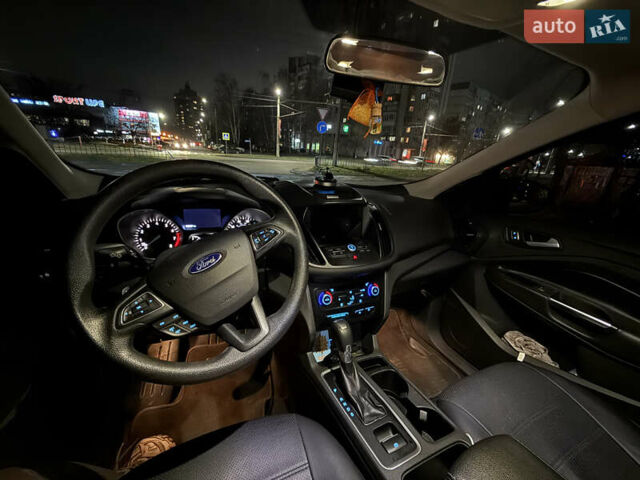 Серый Форд Эскейп, объемом двигателя 2 л и пробегом 165 тыс. км за 13400 $, фото 5 на Automoto.ua