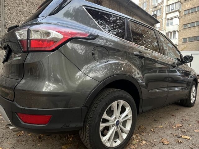 Сірий Форд Ескейп, об'ємом двигуна 1.5 л та пробігом 143 тис. км за 13000 $, фото 1 на Automoto.ua