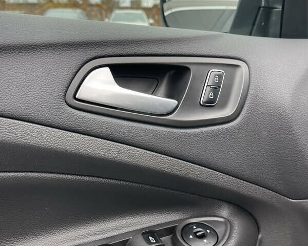 Сірий Форд Ескейп, об'ємом двигуна 2 л та пробігом 211 тис. км за 9300 $, фото 11 на Automoto.ua