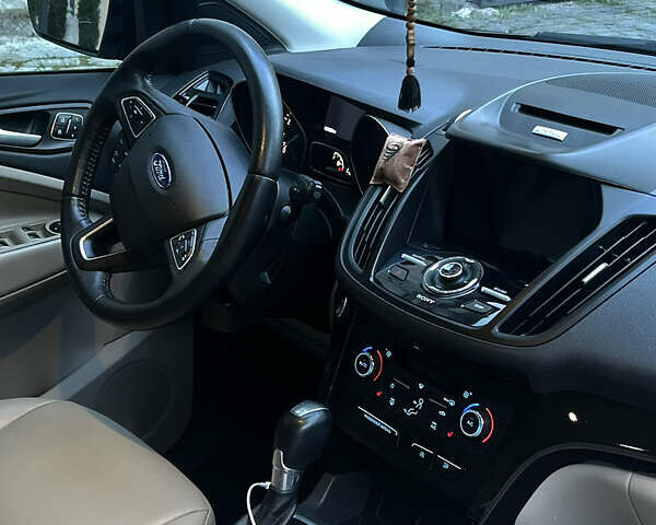 Сірий Форд Ескейп, об'ємом двигуна 1.5 л та пробігом 152 тис. км за 13000 $, фото 23 на Automoto.ua