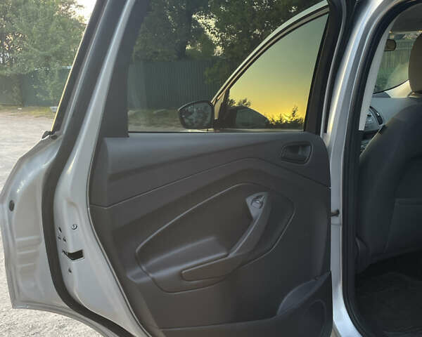 Форд Эскейп 2017 в Кременчуге на Automoto.ua Серый Форд Эскейп, объемом двигателя 2.5 л и пробегом 141 тыс. км за 12600 $, фото 10 на Automoto.ua