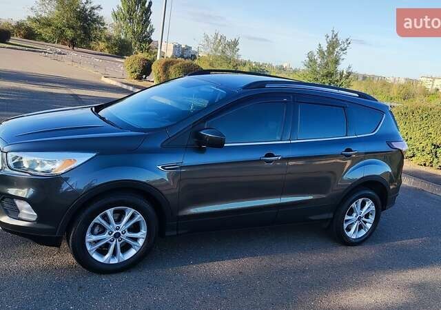 Форд Эскейп 2017 в Кривом Роге на Automoto.ua Серый Форд Эскейп, объемом двигателя 1.5 л и пробегом 81 тыс. км за 12400 $, фото 1 на Automoto.ua