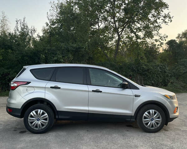 Форд Эскейп 2017 в Кременчуге на Automoto.ua Серый Форд Эскейп, объемом двигателя 2.5 л и пробегом 141 тыс. км за 12600 $, фото 2 на Automoto.ua