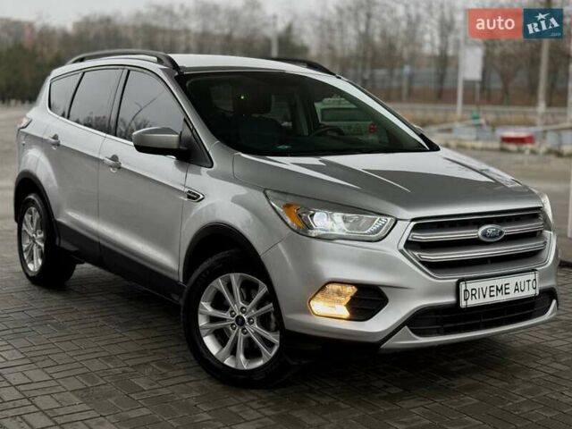 Серый Форд Эскейп, объемом двигателя 1.5 л и пробегом 193 тыс. км за 10999 $, фото 2 на Automoto.ua
