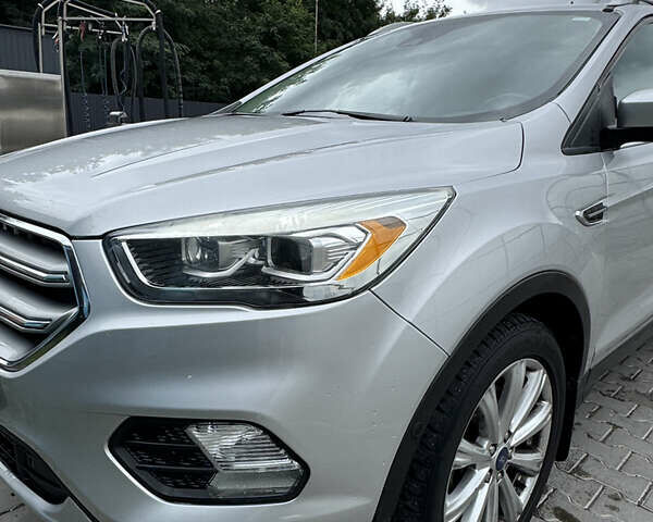 Сірий Форд Ескейп, об'ємом двигуна 1.5 л та пробігом 163 тис. км за 13000 $, фото 3 на Automoto.ua